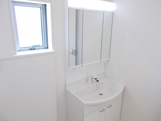 クレイドルガーデン前橋市粕川町女渕第２　１号棟の独立洗面台|シャワー水栓付き洗面台で朝の身支度もバッチリです！
洗面台には収納スペースもあり洗面室もすっきり片付きますよ！