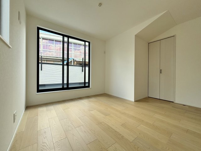 和光市新倉2丁目 限定1棟の洋室|3階6.25帖洋室は2面開口の明るく心地よいお部屋です
北東側に設けた掃き出し窓からバルコニーに動線がつながります