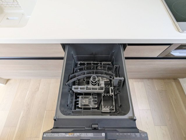 和光市新倉2丁目 限定1棟のキッチン|食後の片づけに便利な食器洗乾燥機が標準装備です