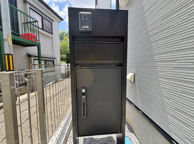 和光市新倉2丁目 限定1棟の玄関|お留守がちなご家庭でも安心な宅配ボックスを装備しています