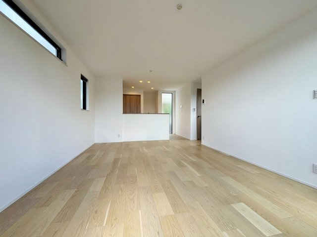 和光市新倉2丁目 限定1棟の居間・リビング|家の中心でもあるLDKは15.5帖の開放感
多面開口の明るく快適な家族団らんスペースです