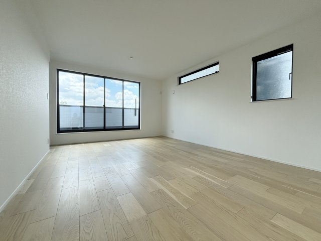 和光市新倉2丁目 限定1棟の居間・リビング|2面開口の明るく快適な15帖のLDK
大きな掃き出し窓からバルコニーに動線がつながります