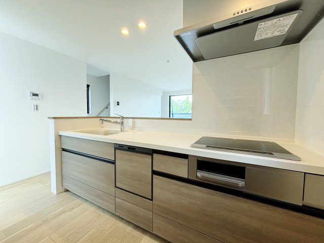 和光市新倉2丁目 限定1棟のキッチン|人気の対面キッチンはリビングを眺めながらお料理ができます
家事効率の上がるハイスペックなキッチン
食器洗乾燥機、浄水器が標準装備です