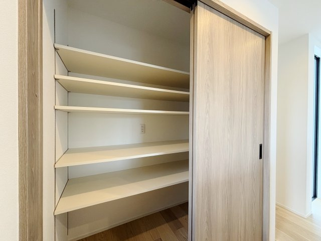 和光市新倉2丁目 限定1棟のキッチン|キッチン背面にはワイドな収納を設置
食料品や調理器具などの収納に便利です