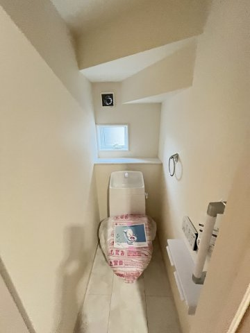 【内装】 | 福岡市南区和田2丁目第1　1号棟（全1棟）【仲介手数料無料・0円】 | 施工例。1階のトイレです。施工例は完成時と異なる場合があります。