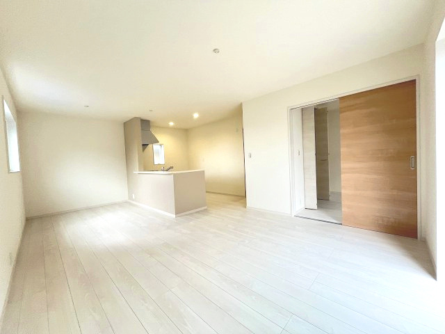 【内装】 | 福岡市南区和田2丁目第1　1号棟（全1棟）【仲介手数料無料・0円】 | 施工例。リビングです。施工例は完成時と異なる場合があります。