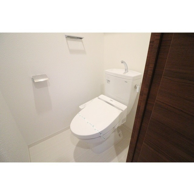 神戸市中央区浜辺通４丁目の賃貸マンションのトイレ