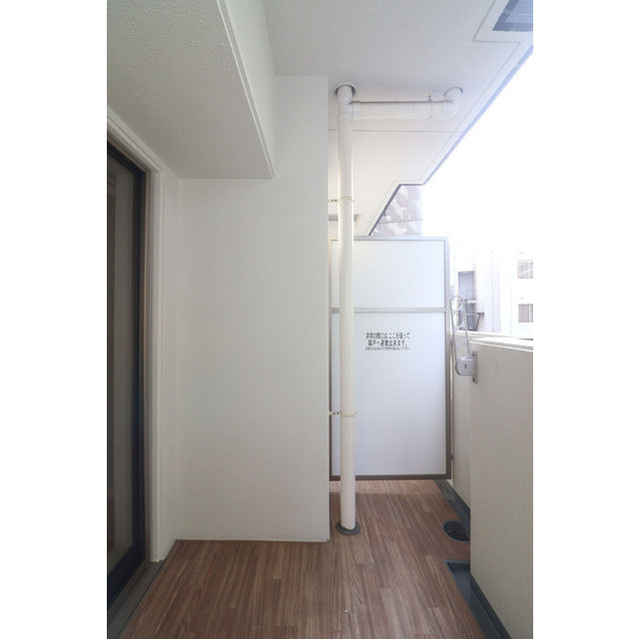 神戸市中央区浜辺通４丁目の賃貸マンションのバルコニー