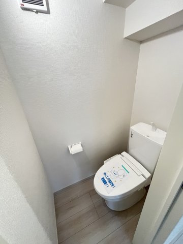 【トイレ】 | 福岡市南区皿山1丁目6期　2号棟（全2棟）【仲介手数料無料・0円】 | 現地写真。1階のトイレです。