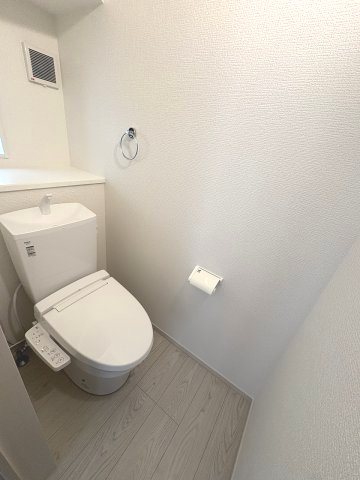 【内装】 | 福岡市南区皿山1丁目6期　1号棟（全2棟）【仲介手数料無料・0円】 | 施工例。1階のトイレです。施工例は完成時と異なる場合があります。