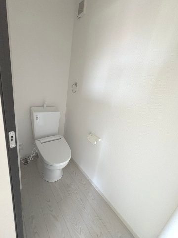 【内装】 | 福岡市南区皿山1丁目6期　1号棟（全2棟）【仲介手数料無料・0円】 | 施工例。2階にもトイレです。施工例は完成時と異なる場合があります。