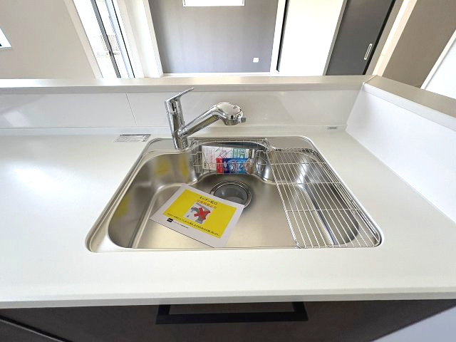 【キッチン】 | 福岡市南区皿山1丁目6期　1号棟（全2棟）【仲介手数料無料・0円】 | 施工例。施工例は完成時と異なる場合があります。
