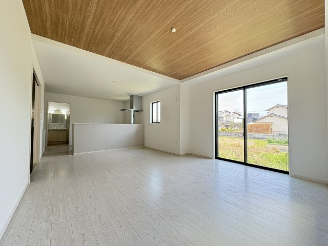 【内装】 | 福岡市南区皿山1丁目6期　1号棟（全2棟）【仲介手数料無料・0円】 | 施工例。リビングです。施工例は完成時と異なる場合があります。