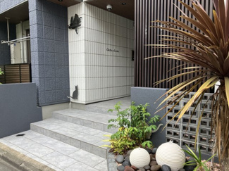 【エントランス】 | 植物も垣間見え綺麗に整ったエントランス♪