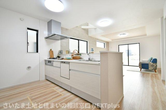 久喜市本町10期全3棟　1号棟のキッチン|キッチンにも小窓がついている為、手元を照らしてくれます！戸建ならではの嬉しいPOINT。収納が2段ありますので、細かく分類して収納できます！カウンターキッチンはお料理をしながら会話も弾みます！