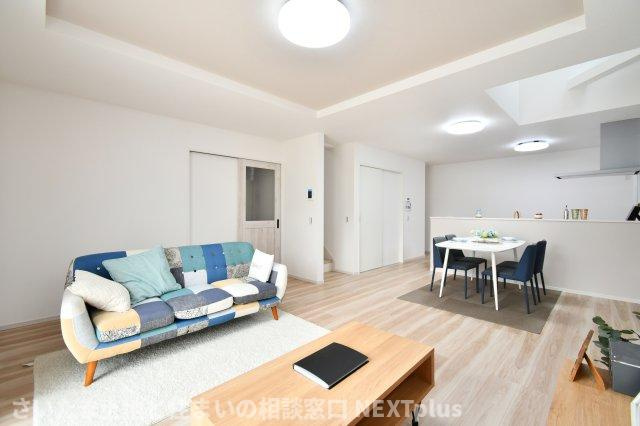 久喜市本町10期全3棟　1号棟の居間・リビング|LDK20.4帖：カウンターキッチンの前にはダイニングテーブルを置き、奥にソファーやテレビを置く事で、ダイニング空間とリビング空間を分ける事ができメリハリがつきます！