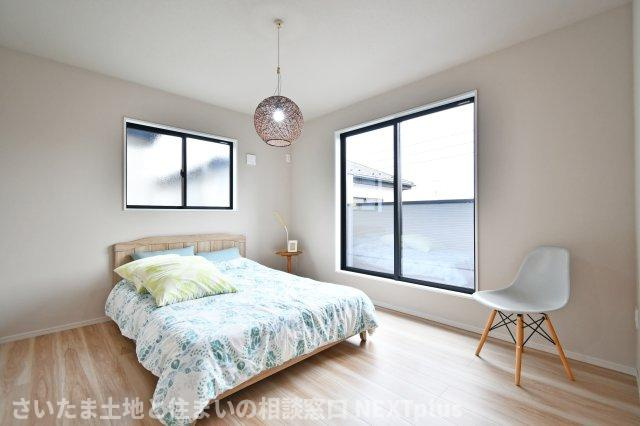 久喜市本町10期全3棟　1号棟の洋室|洋室①8.5帖：南西と北西の二面採光ですので、通風良好です！バルコニーに出る事もできます！キングベッドやサイドテーブルも置く事ができる広さですので、主寝室におすすめです！