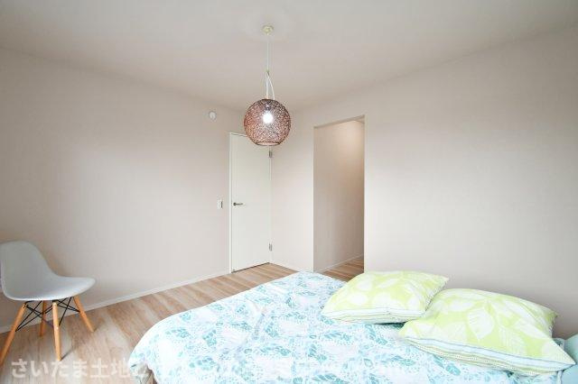 久喜市本町10期全3棟　1号棟の洋室|洋室①8.5帖：南東向きの洋室ですので、朝は気持ちの良い朝陽で目覚める事ができます！クローゼットも備わっております。ダブルベッドも置く事ができる広さですので、主寝室におすすめです！