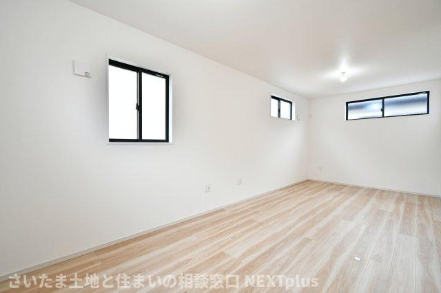 久喜市本町10期全3棟　1号棟の洋室|洋室②6.5帖+4.5帖：南西・南東・北東の３面採光の洋室です。ライフスタイルや家族構成の変化に応じて、お部屋をセパレートすることが出来ます。ベッドやデスク・本棚も置けますのでお子様の一人部屋にも◎！