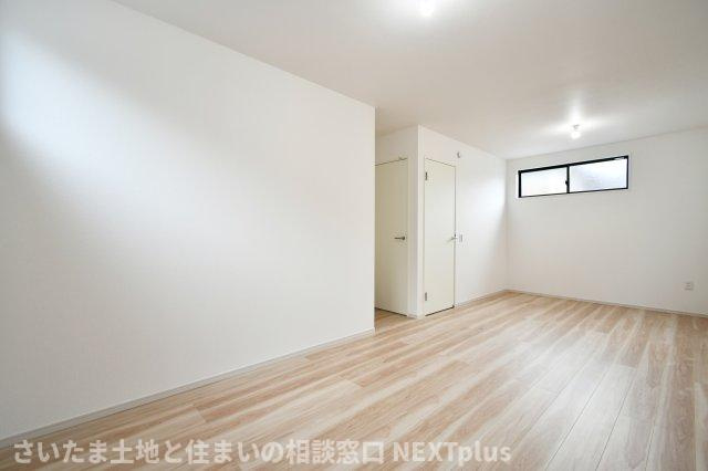 久喜市本町10期全3棟　1号棟の洋室|洋室②6.5帖+4.5帖：窓が多くとても明るい洋室です。10帖越えですので、雨の日には室内でもお子様が体を動かすこともできるようにボールプールやマットなども置くこともできる広さです。