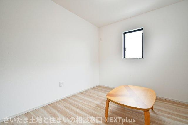 久喜市本町10期全3棟　1号棟の洋室|洋室③5.2帖：北西と北東の二面採光の洋室です。西側の窓は横に細長く設計されているため、熱がこもりにくく湿気やダニ対策にもつながり寝具の環境を保つことが出来ます。クローゼットも備わっております。