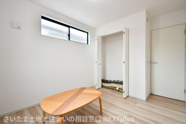 久喜市本町10期全3棟　1号棟の洋室|洋室③5.2帖：クローゼットは上下セパレート・ハンガーパイプ付きです！上には季節物や思い出など毎日手に取らないものを収納、下にはハンガーパイプへコートや洋服など…かける収納もできます！