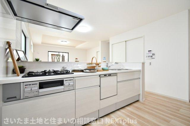 久喜市本町10期全3棟　1号棟のキッチン|食洗器付きのシステムキッチン。面倒な洗い物、苦手な洗い物、時間がない時の洗い物etc.　食洗器に頼り、自分時間や家族との時間を過ごすことができるます。奥行きも横幅も広さがあり、動きやすいゆったり空間！