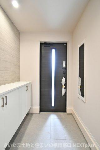 久喜市本町10期全3棟　1号棟の玄関|玄関は広めに設計されておりますので、お子様と並んで靴を一緒に履く事もできます！シューズボックスの上には鍵を置くスペースにすることで、外出前に鍵を探すなど慌ただしさが軽減されるのでおすすめです。