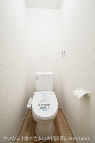 久喜市本町10期全3棟　1号棟のトイレ|トイレ（1F）：1・2階にある為、忙しい出発前でも取り合いにはなりません！奥行きにゆとりがあり、圧迫感の少ないトイレスペース。つっぱり棒で生活感を隠せる為、掃除用具をしまうのもおすすめ！