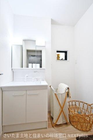 久喜市本町10期全3棟　1号棟の独立洗面台|三面鏡付き洗面台は朝の寝癖直しも楽々。鏡裏には歯ブラシセットやスキンケアも収納できて魅力的です！下の収納にもドライヤーや入浴グッツ、洗剤のストックなど…様々なものが収納できる便利な設備です！