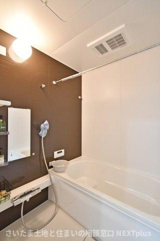 久喜市本町10期全3棟　1号棟の浴室|シックで上品さを感じるバスルームはまるでホテルのような仕上がり。日常から解放できる癒しの空間となります。木目がアクセントになっております！新品ですのでご入居後から気持ちよく入浴頂けます。