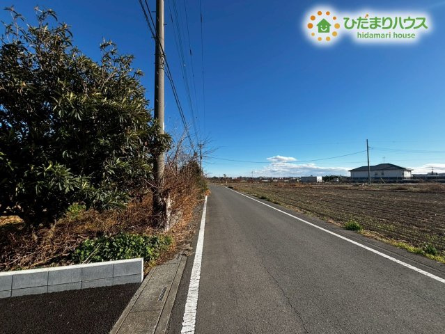 深谷市武蔵野第2　新築一戸建て　クレイドルガーデン　01の前面道路含む現地写真|お家の前は視界が開けており、車通りも少ないため落ち着いた住環境です★