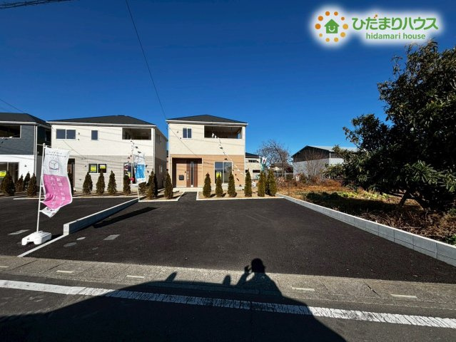 深谷市武蔵野第2　新築一戸建て　クレイドルガーデン　01の駐車場|並列2台の駐車が可能な広々としたカースペース。
急な来客時やお子様が成長して車を持った時でも安心ですね！