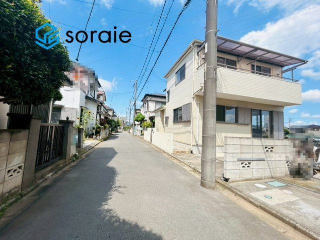 川越市大字砂久保　中古戸建の前面道路含む現地写真