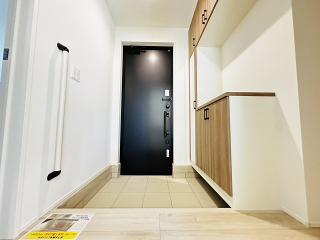 茅ヶ崎市松が丘1丁目　新築戸建　の玄関