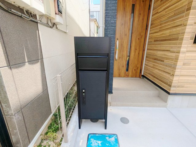 北区王子本町2丁目 限定1棟の玄関|お留守がちなご家庭に便利な宅配ボックスが標準装備です