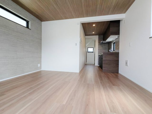 北区王子本町2丁目 限定1棟の居間・リビング|2階リビング
アクセントクロスを施し空間に奥行きを演出しています