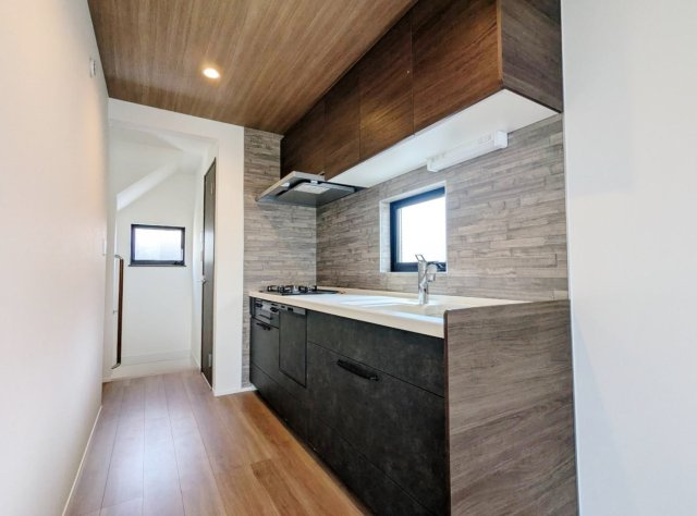 北区王子本町2丁目 限定1棟のキッチン|小窓を設けた明るく換気に優れたキッチン
食器洗乾燥機、浄水器が標準装備です