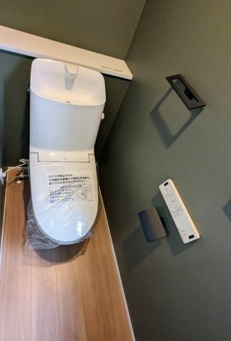 北区王子本町2丁目 限定1棟のトイレ|アクセントクロスを施したトイレ