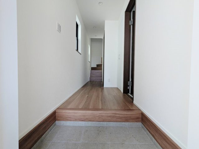 北区王子本町2丁目 限定1棟の玄関|家の顔でもある玄関はホールを設けてます