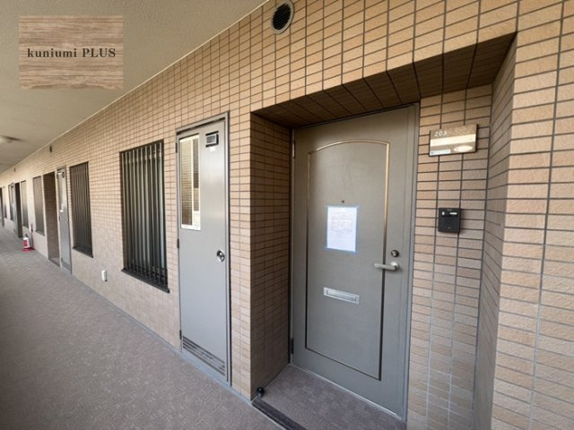 ヴィルヌーブ野江内代の玄関