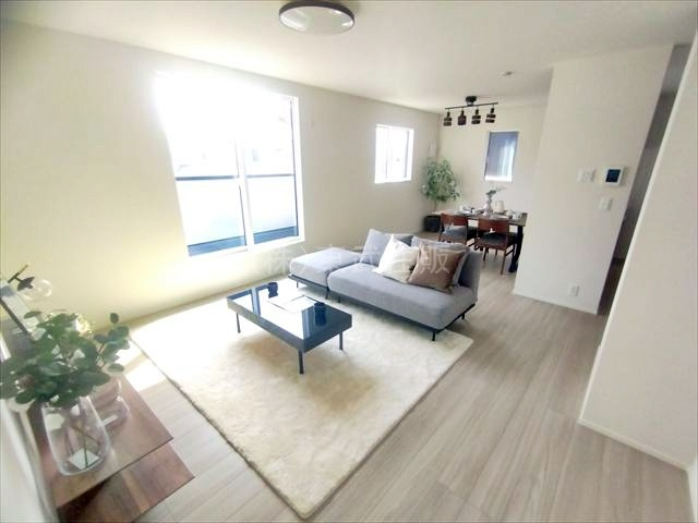 【居間・リビング】 | 川越市砂新田3丁目第1期　全2棟　1号棟 | 日当たりの良いリビングダイニングです