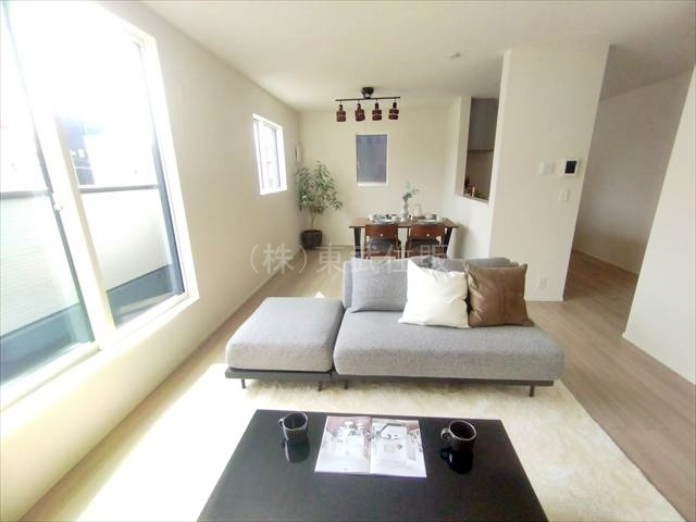 【居間・リビング】 | 川越市砂新田3丁目第1期　全2棟　1号棟 | ご家族が集まるリビングは18.6帖の広さです