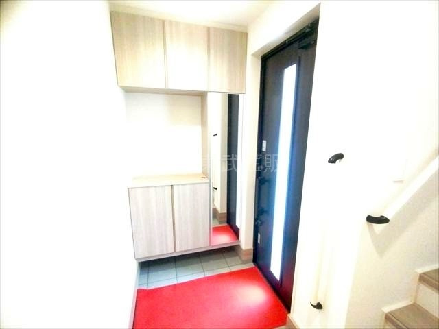 【玄関】 | 川越市砂新田3丁目第1期　全2棟　1号棟 | お出かけ前のチェックに便利なミラー付きです