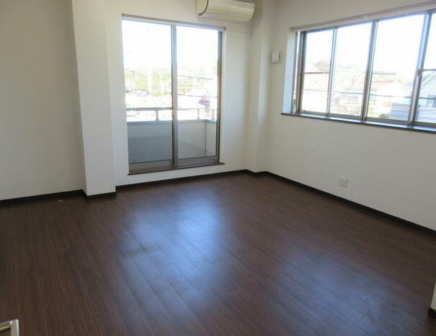 千葉市花見川区三角町　売事務所の内装