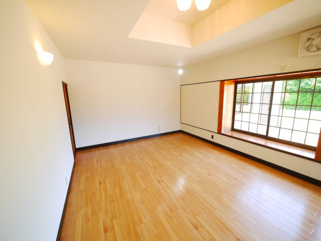 長生郡白子町浜宿　中古戸建の洋室|内装リフォーム済み令和7年6月 敷地約546坪耐震補強済み海岸まで徒歩約10分 リビング約25.7帖