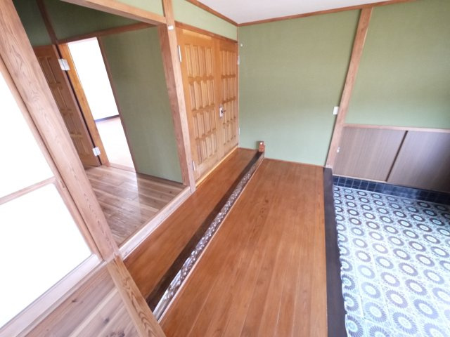 長生郡白子町浜宿　中古戸建の玄関|内装リフォーム済み令和7年6月 敷地約546坪耐震補強済み海岸まで徒歩約10分 リビング約25.7帖