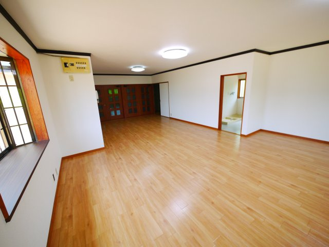 長生郡白子町浜宿　中古戸建の居間・リビング|内装リフォーム済み令和7年6月 敷地約546坪耐震補強済み海岸まで徒歩約10分 リビング約25.7帖