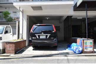 【駐車場】 | マンションの駐車場スペース。空きの有無や駐車料金、サイズ規定などについては、改めてお問い合わせください。～即日のご見学可能～　お問合せはお気軽にどうぞ。