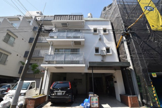 【外観】 | 青空によく映える建物です。手入れの行き届いた外壁やマンション正面エントランスなど、綺麗な姿をぜひ一度、現地にてご覧ください。～即日のご見学可能～　お問合せはお気軽にどうぞ。
